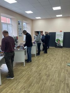 photo 5235475700179997455 y